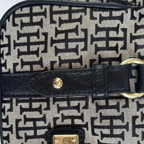 Tommy Hilfiger Black and Cream Shoulder Bag with Elegant Pattern - Picture 4 of 12